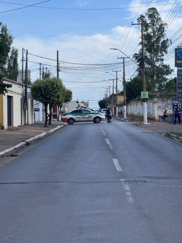 1000361490-768x1024 Acidente de Trânsito na Av. Castelo Branco: Motociclista Envolvida em Colisão