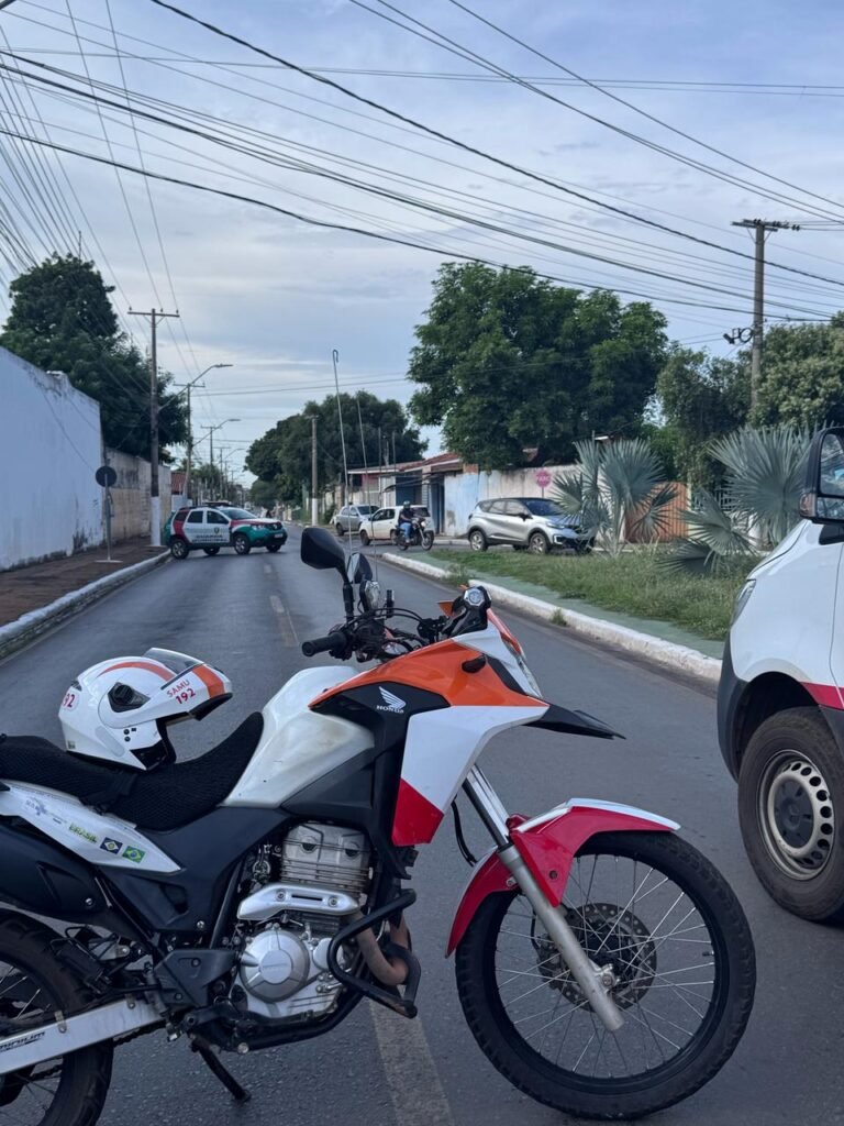 1000361492-768x1024 Acidente de Trânsito na Av. Castelo Branco: Motociclista Envolvida em Colisão