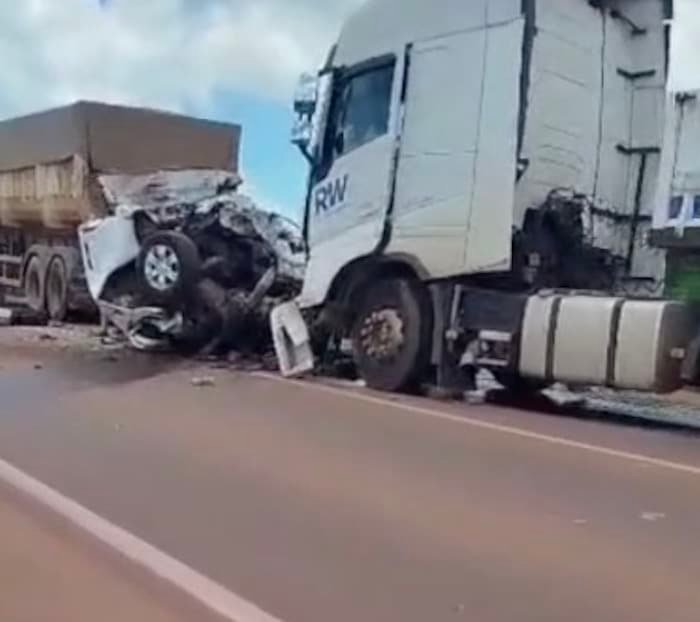 Acidente-duas-carretas-e-caminhonete-que-foi-esmagada-na-163-em-Sinop-fevereiro-2025-rep- Trágico Acidente na BR-163 em Sinop: Motorista de Caminhonete Morre Após Colisão com Carretas