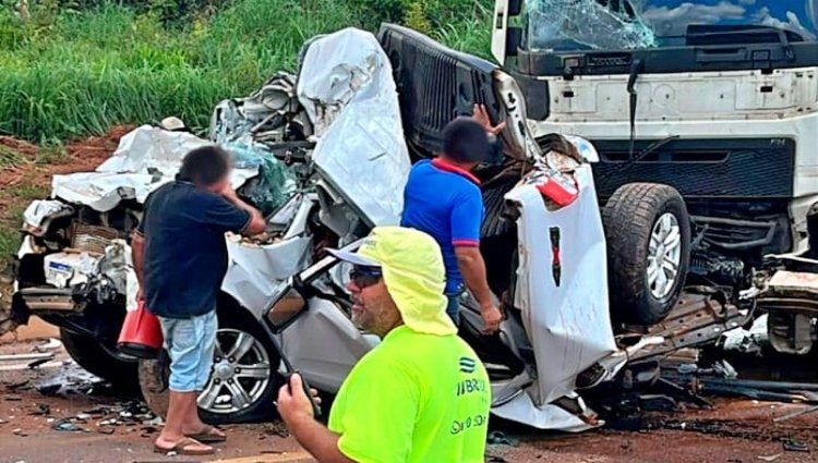 Colisao-caminhonete-e-carreta-BR-163-Sinop-um-morto-fevereiro-2025-divulgacao-696x439-1 Trágico Acidente na BR-163 em Sinop: Motorista de Caminhonete Morre Após Colisão com Carretas