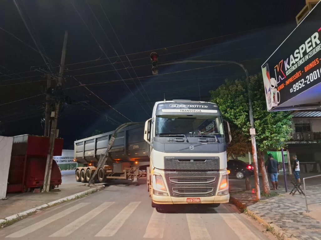 WhatsApp-Image-2025-02-12-at-23.01.59-1024x768 Carreta derruba semáforo em Várzea Grande após erro de GPS