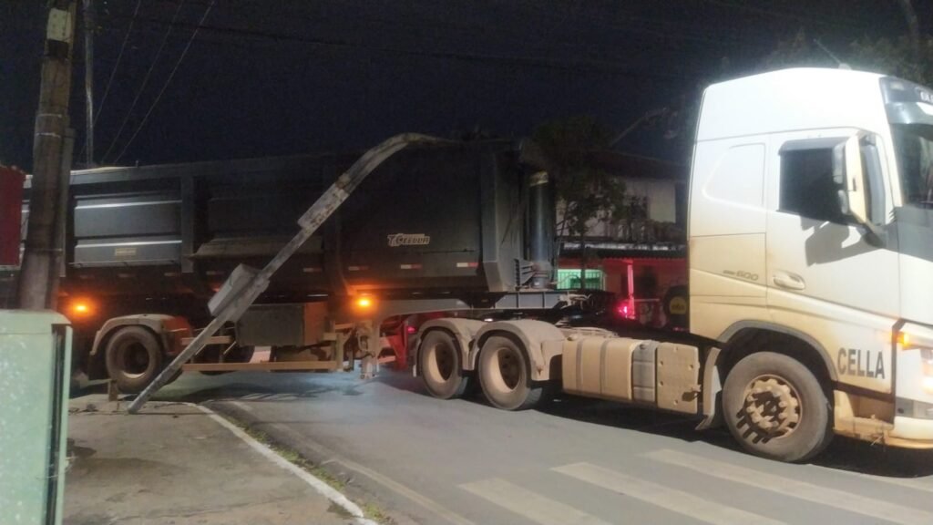 WhatsApp-Image-2025-02-12-at-23.04.30-1024x576 Carreta derruba semáforo em Várzea Grande após erro de GPS