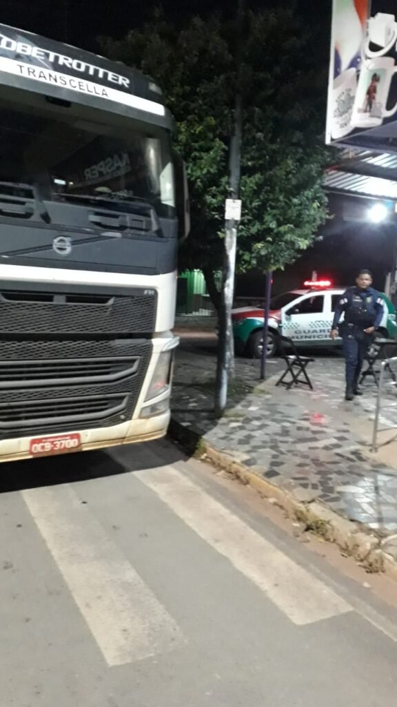 WhatsApp-Image-2025-02-12-at-23.16.54-576x1024 Carreta derruba semáforo em Várzea Grande após erro de GPS