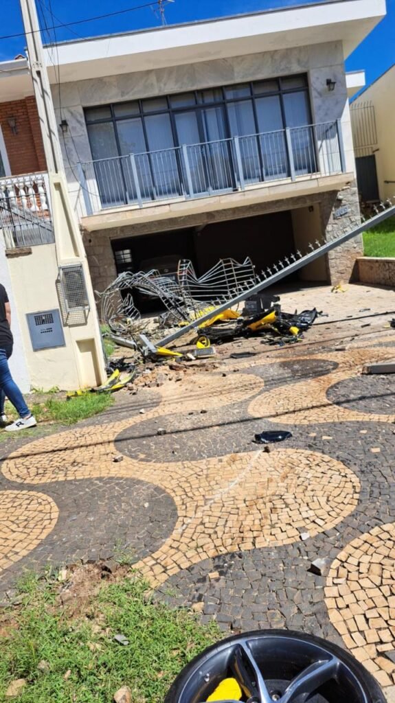 WhatsApp-Image-2025-02-14-at-19.00.55-575x1024 Vídeo: manobrista de loja destrói Ferrari de R$ 3,2 milhões em SP
