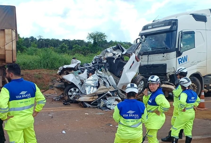 WhatsApp-Image-2025-02-18-at-14.03.42-e1739903559190 Trágico Acidente na BR-163 em Sinop: Motorista de Caminhonete Morre Após Colisão com Carretas