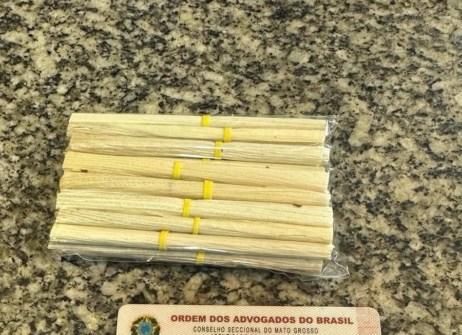 1000389418 Advogados são flagrados tentando levar maços de cigarros a presos na Penitenciária Central do Estado