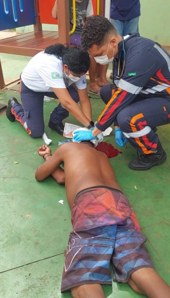 1000403389-584x1024 Homem fica desacordado após briga entre moradores de rua em Várzea Grande