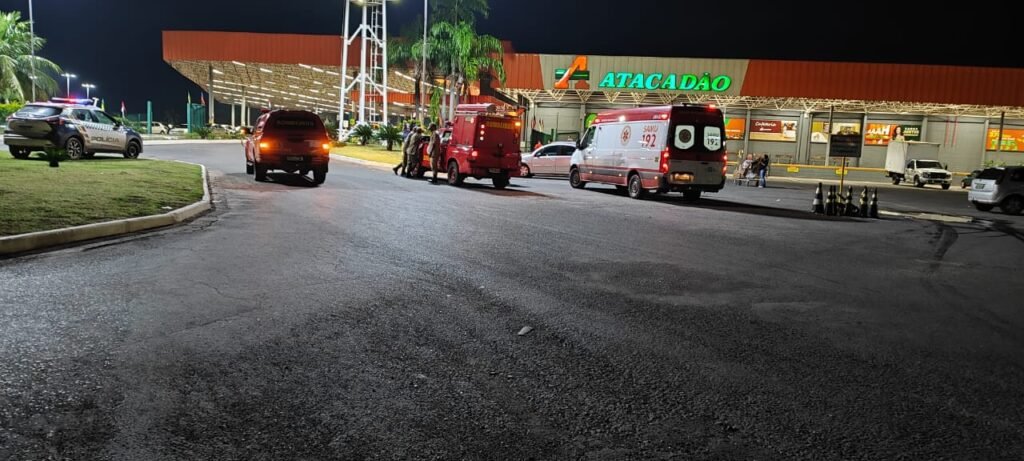 WhatsApp-Image-2025-04-25-at-18.39.32-1024x461 Homem sobe em torre de supermercado no Tijucal e mobiliza equipes de resgate