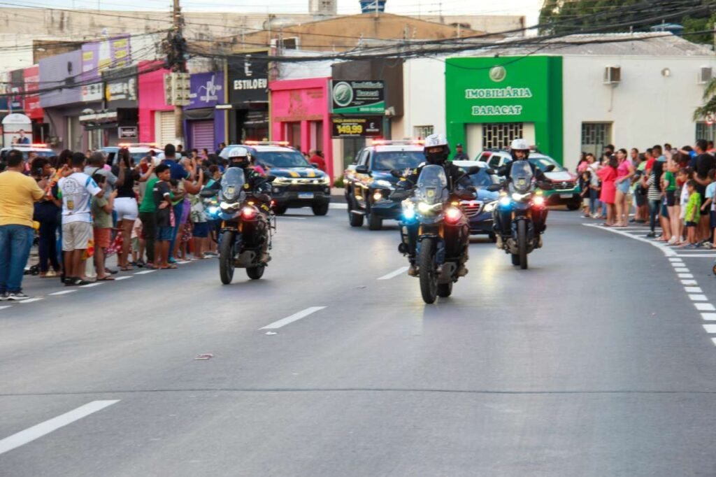3af5bf7a8466a8dffc058dab0f8d28d5-1024x682 Desfile cívico-militar empolga público e autoridades no coração de Várzea Grande