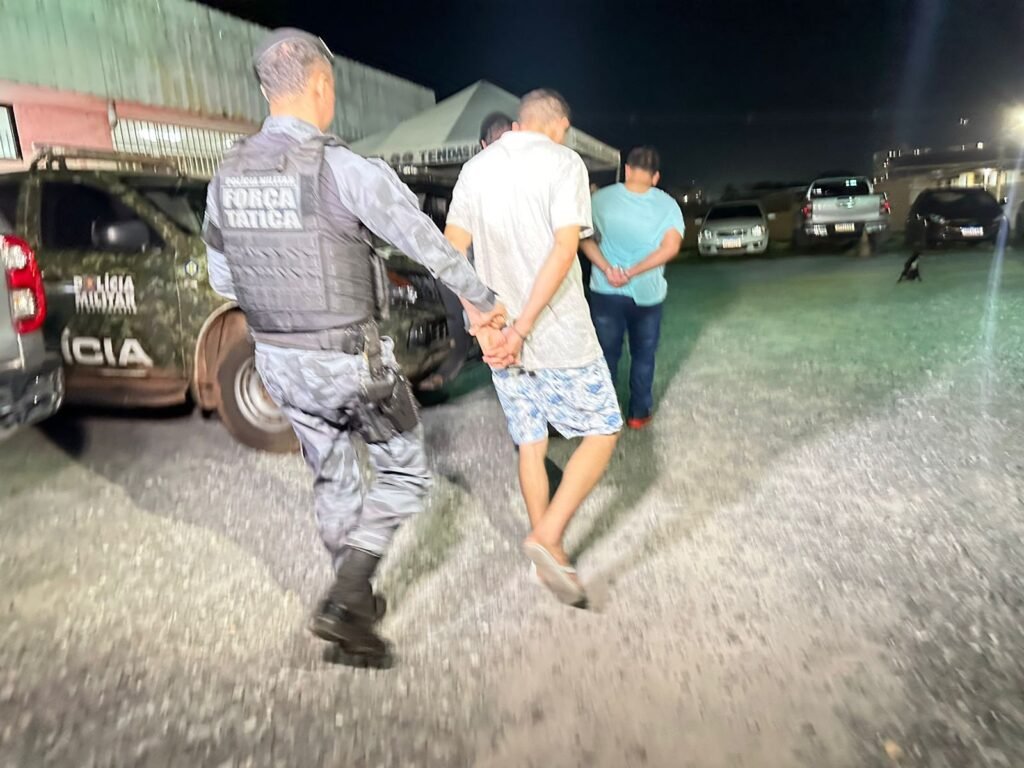 WhatsApp-Image-2025-05-08-at-01.54.14-1-1024x768 Dupla é presa com armas de fogo em Cuiabá; pistola havia sido roubada de policial em 2010