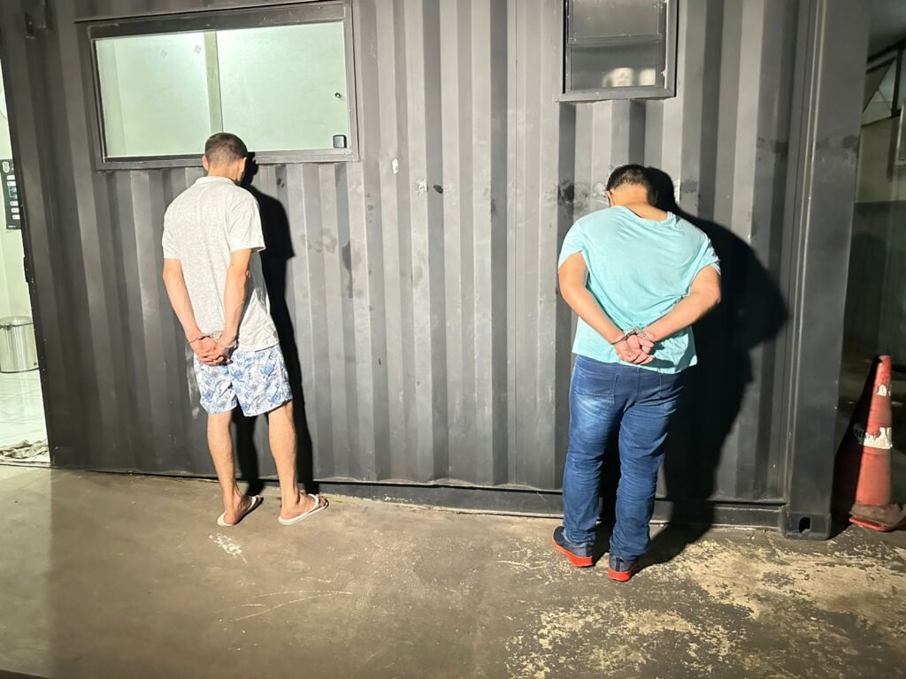 WhatsApp-Image-2025-05-08-at-01.54.15-1-1-1024x768 Dupla é presa com armas de fogo em Cuiabá; pistola havia sido roubada de policial em 2010