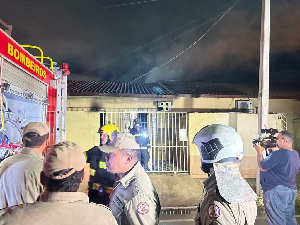 WhatsApp-Image-2025-05-15-at-01.27.16-1-1024x768 Moradora perde tudo após incêndio atingir kitnet em Várzea Grande