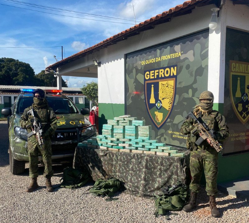 d620dee46a707a2c8384b71c5cb91742 Trio é preso com R$ 1,1 milhão em cocaína na fronteira entre Bolívia e Brasil