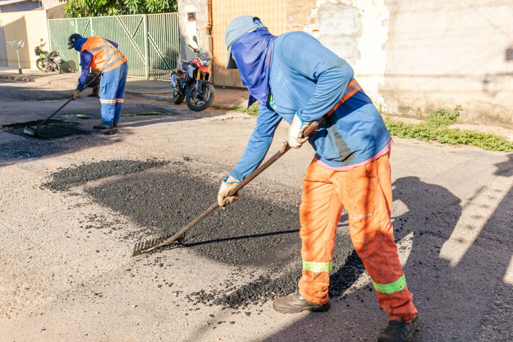 2025-05-30-18-23-0h4a4899-683a2fdcba3c0-1024x683 Mais de mil buracos são tampados em dois dias de operação no bairro Tijucal