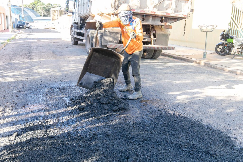 2025-05-30-18-23-0h4a4910-683a2fe05590b-1024x683 Mais de mil buracos são tampados em dois dias de operação no bairro Tijucal