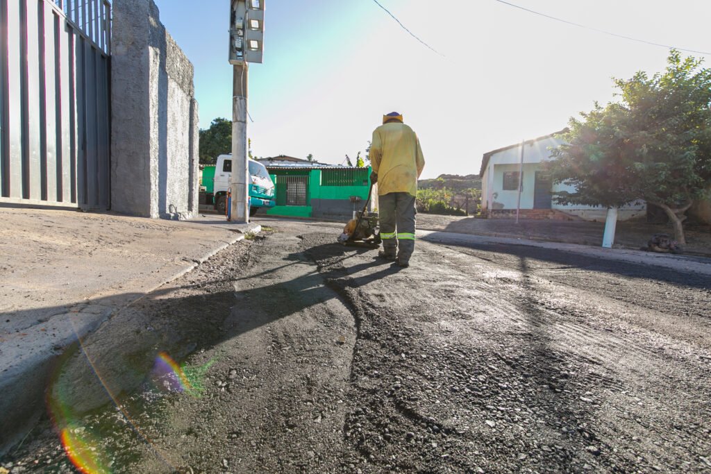 2025-05-30-18-23-0h4a4950-683a2fe84006b-1024x683 Mais de mil buracos são tampados em dois dias de operação no bairro Tijucal