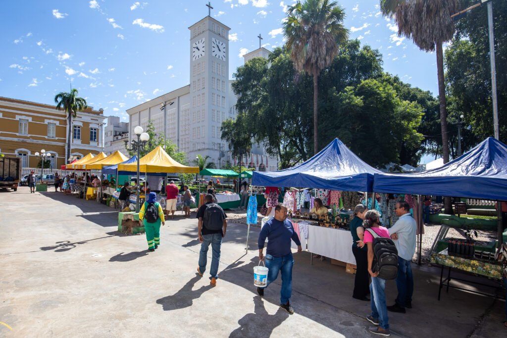 2025-06-02-12-28-imgl4941-683dd14352aea-1024x683 Feira da Agricultura Familiar atrai grande público na Praça da República