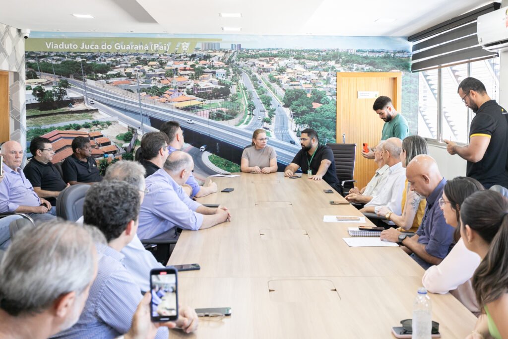 2025-06-04-15-59-0h4a5410-6840a5beec713-1024x683 Prefeito de Cuiabá se reúne com setor produtivo para reforçar cumprimento da lei sobre uso das calçadas