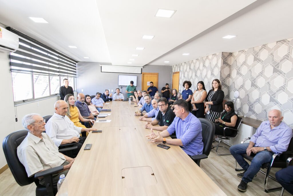 2025-06-04-16-00-0h4a5454-6840a5c78654b-1024x683 Prefeito de Cuiabá se reúne com setor produtivo para reforçar cumprimento da lei sobre uso das calçadas