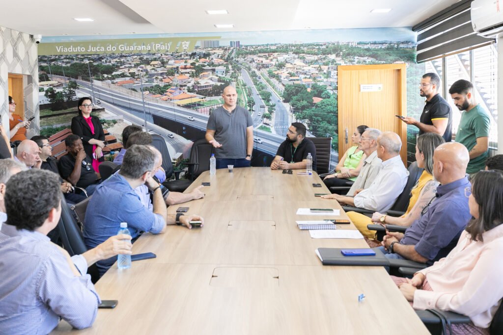 2025-06-04-16-00-0h4a5466-6840a5c8a032f-1-1024x683 Prefeito de Cuiabá se reúne com setor produtivo para reforçar cumprimento da lei sobre uso das calçadas