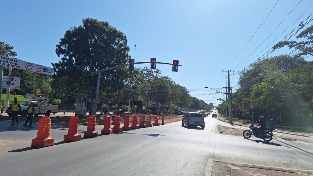 2025-06-14-10-38-whatsapp-image-2025-06-14-at-101408-2-684d8958cd3b9-1024x576 Cruzamento de acesso ao bairro Morada do Ouro é interditado por 20 dias
