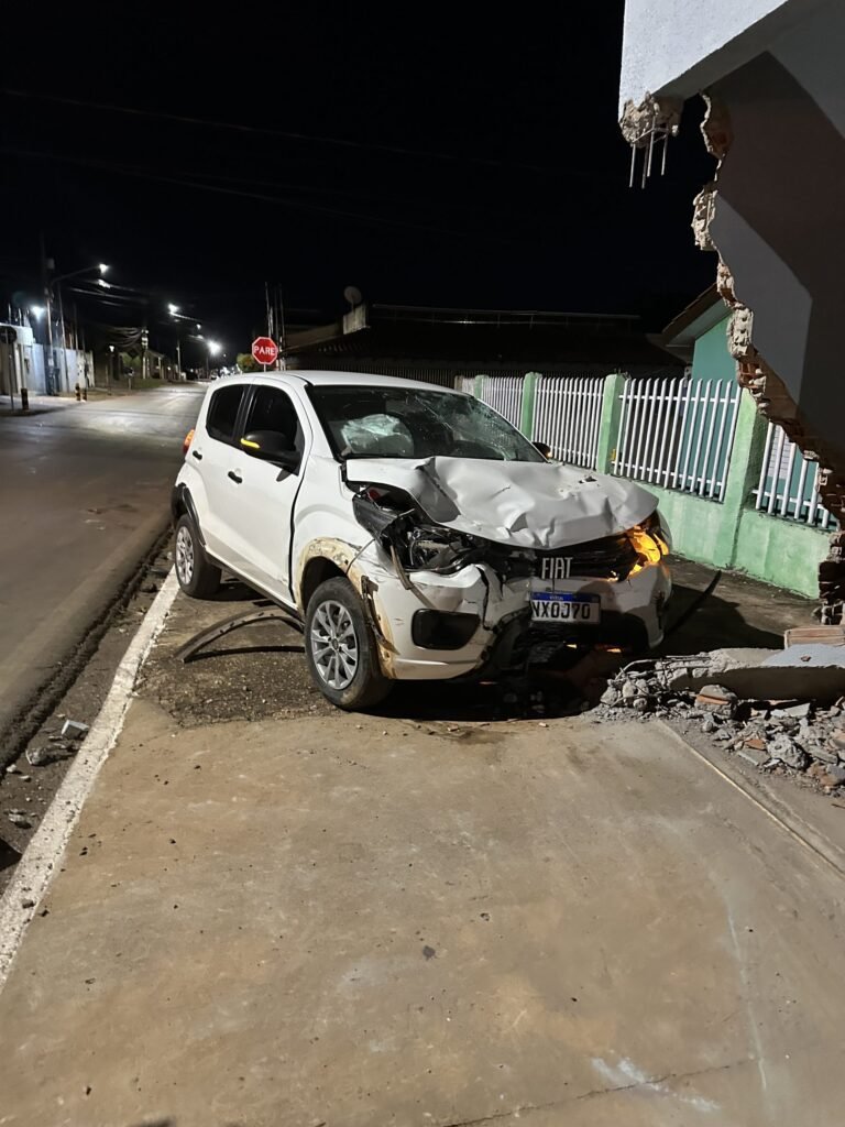 IMG_4439-scaled-1-768x1024 Motorista atropela motociclista, derruba muro e foge sem prestar socorro em Várzea Grande