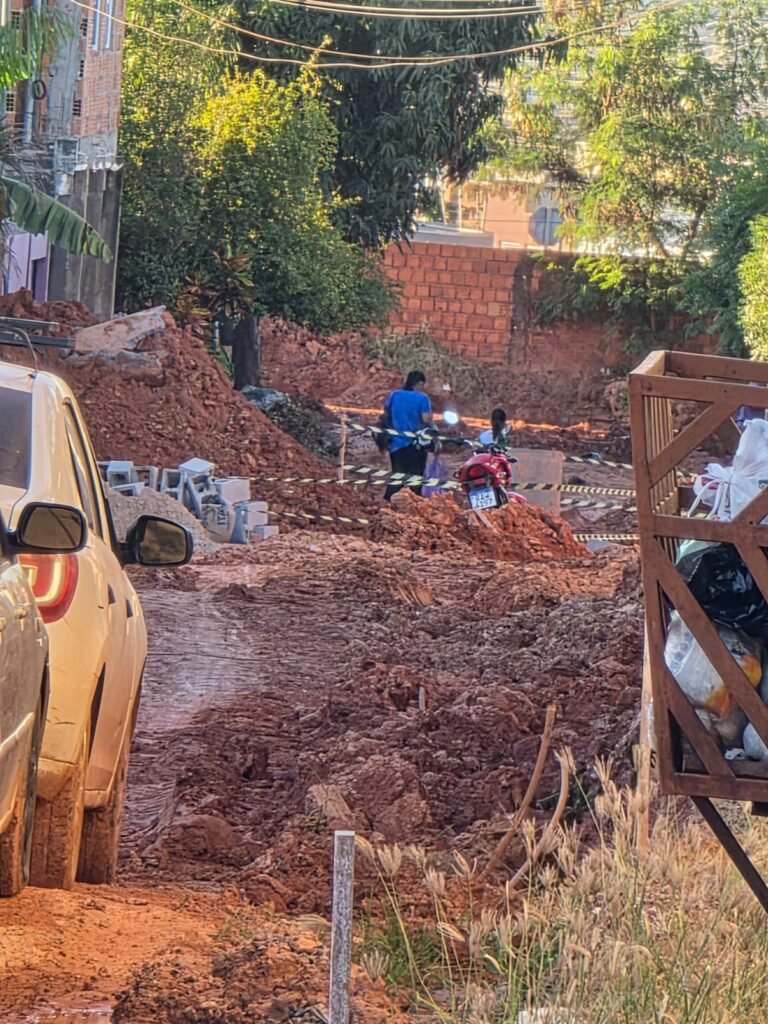 WhatsApp-Image-2025-06-06-at-17.11.05-1-1-768x1024 Moradores do Serra Dourada estão há 70 dias sem acesso às casas por causa de obra abandonada