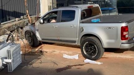 a169f6d9616da9244e42daba0eb2273b-1 Homem morre após troca de tiros e colisão com poste em Campo Novo do Parecis; dois ficam feridos