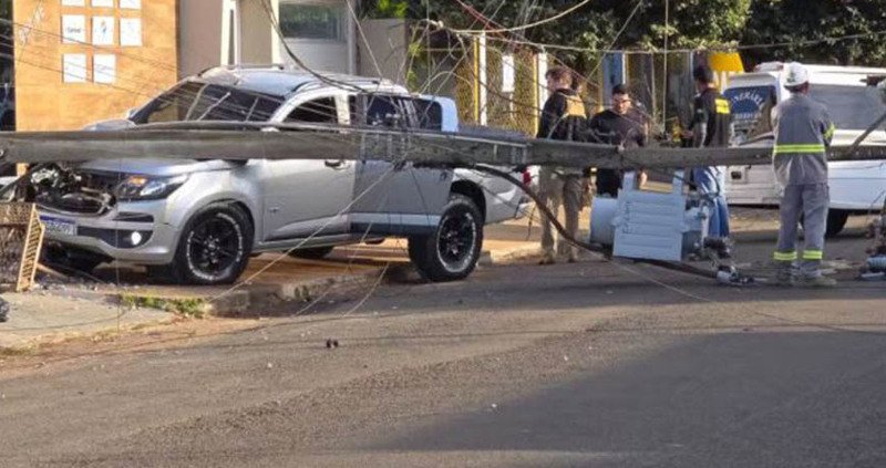 bafee6922ee54e1ba14b82a70487d55a Homem morre após troca de tiros e colisão com poste em Campo Novo do Parecis; dois ficam feridos