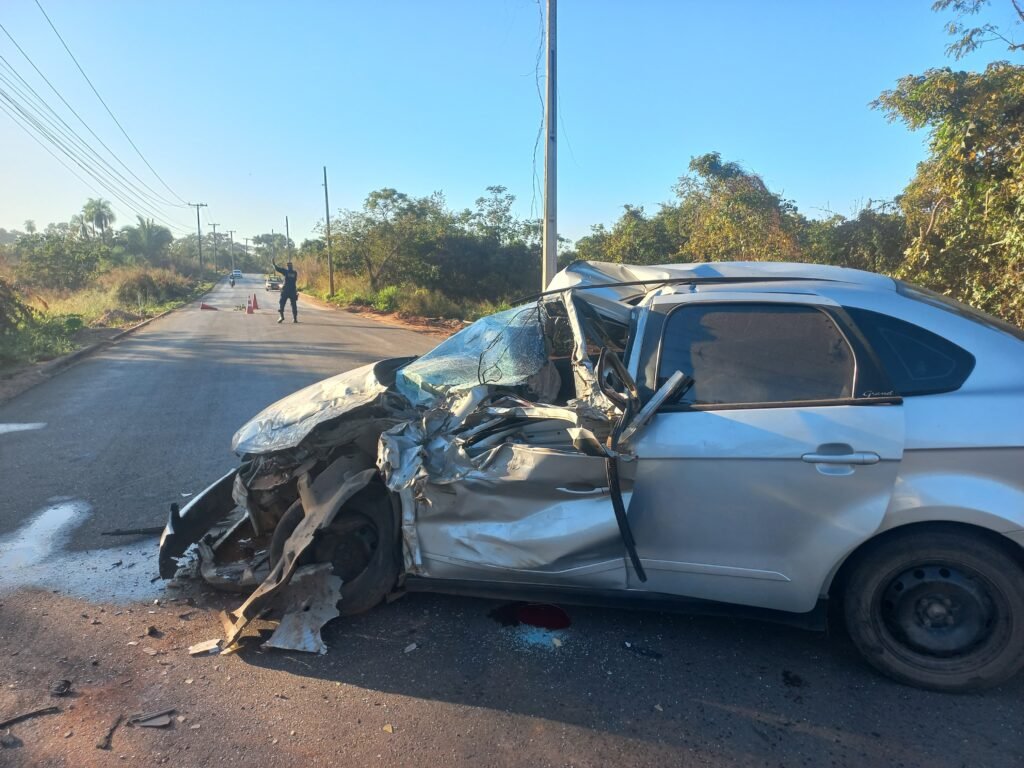 14c909be-9c5c-4288-87e7-50682c3cc60c-1024x768 Motorista fica ferido após colisão entre carro e micro-ônibus em Várzea Grande