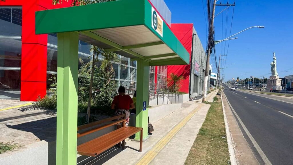 180687715f9518d9d6e71736d39c9fb7-1024x576 Prefeitura de Várzea Grande instala novos abrigos de ônibus para garantir mais conforto aos passageiros