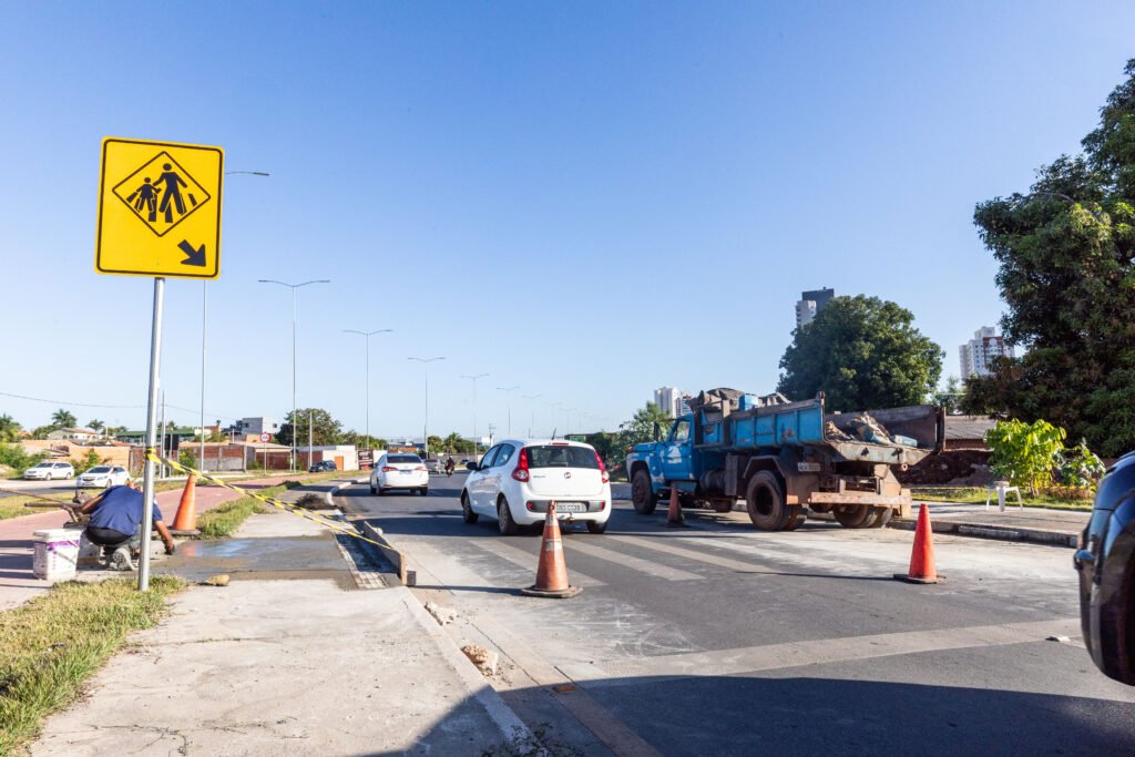 2025-07-04-16-42-imgl9281-68683cb8a890e-1024x683 Após protestos e atropelamentos, Prefeitura inicia obras de faixas elevadas na Avenida Parque do Barbado