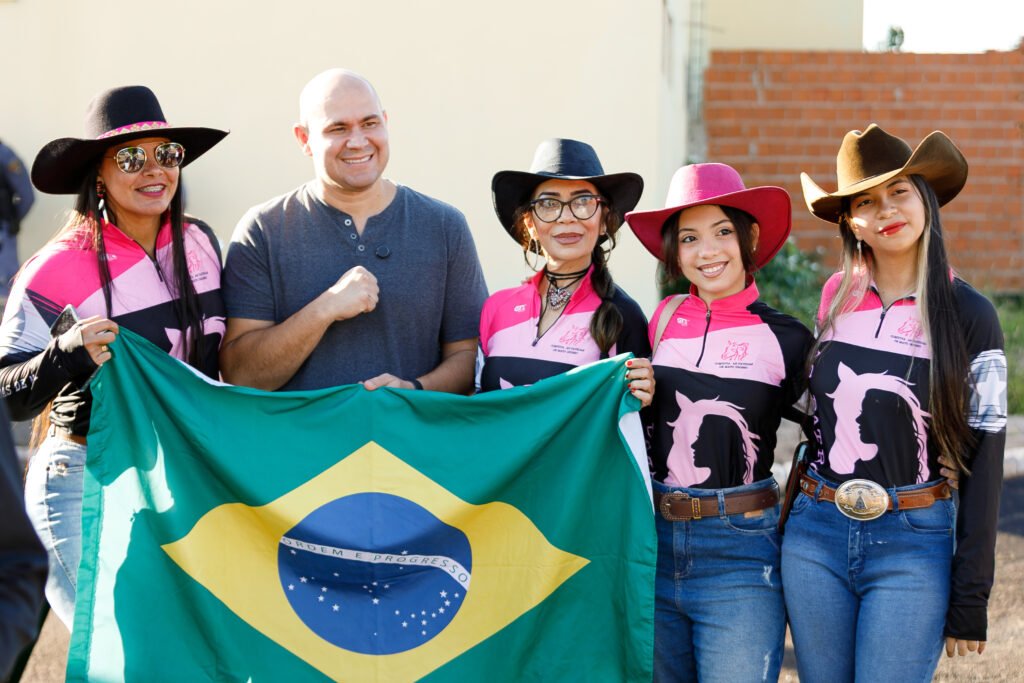 2025-07-05-11-30-img-2306-686945269d1be-1024x683 Prefeito Abilio Brunini participa pela primeira vez da cavalgada de abertura da 57ª Expoagro
