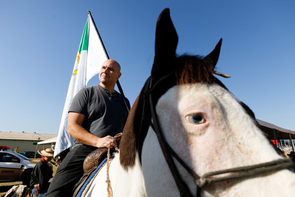 2025-07-05-11-30-img-2700-68694517e9133-1024x683 Prefeito Abilio Brunini participa pela primeira vez da cavalgada de abertura da 57ª Expoagro