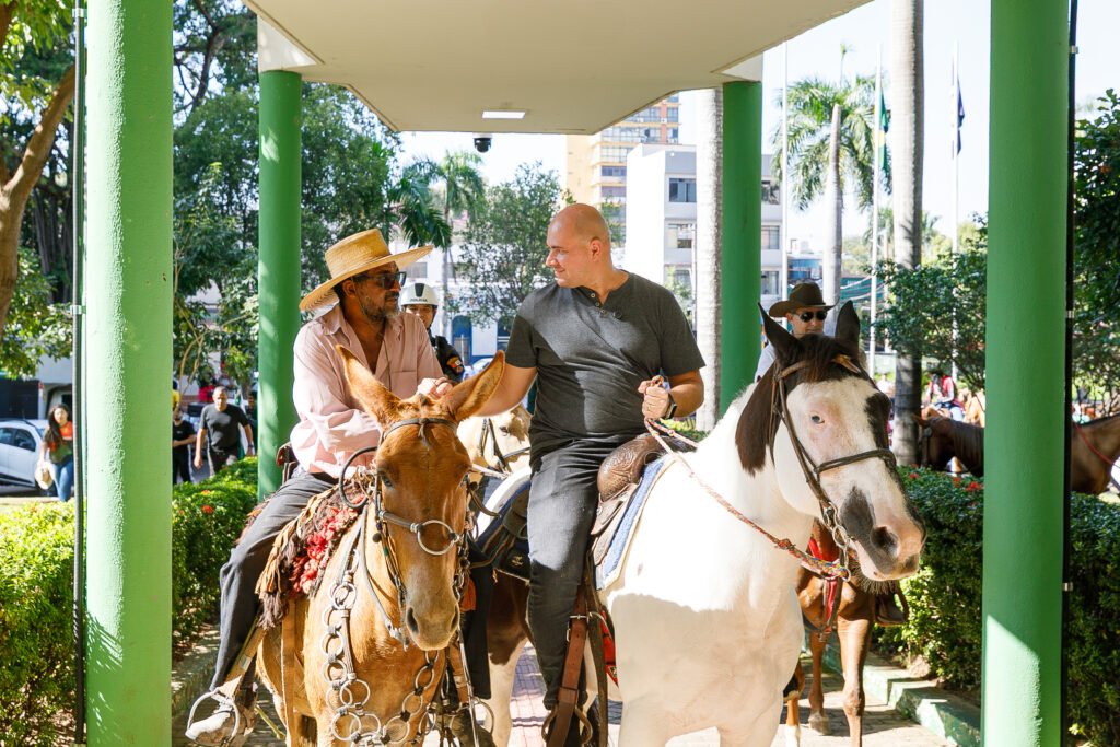 2025-07-05-11-30-img-3254-6869452960b1f-1024x683 Prefeito Abilio Brunini participa pela primeira vez da cavalgada de abertura da 57ª Expoagro