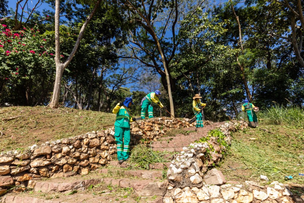 2025-07-07-10-46-imgl9849-686bddaead21d-1024x683 Prefeitura de Cuiabá finaliza operação no Morro da Luz com retirada de 30 toneladas de lixo