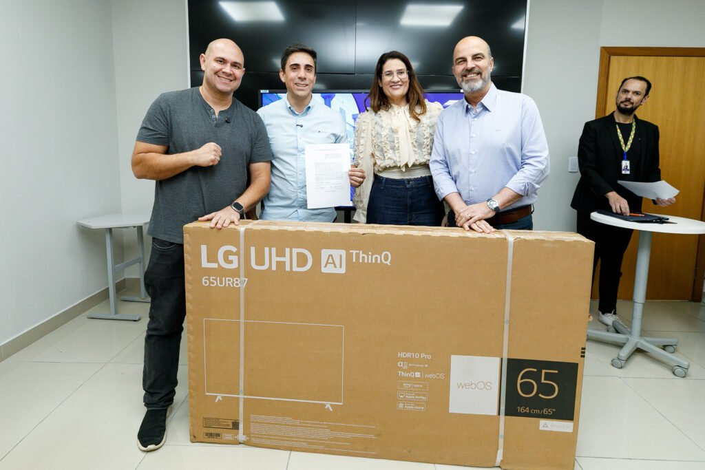 2025-07-09-17-41-img-5904-686ee2268907b-1024x683 Governo de MT doa 80 smart TVs para escolas municipais de Cuiabá por meio do programa Virada Tech