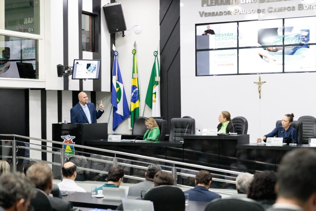 2025-07-14-17-19-whatsapp-image-2025-07-14-at-171632-1-68757447e6456-1024x683 Prefeito retira proposta sobre férias dos professores e reafirma compromisso com equilíbrio fiscal