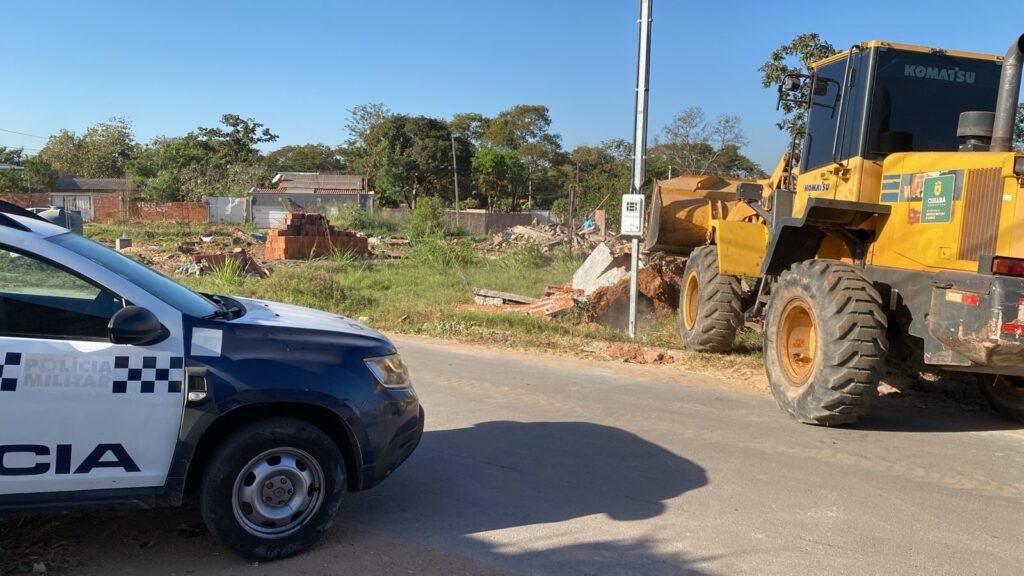 2025-07-25-14-22-invasao-capa-6883cb510740b-1024x576 Prefeitura desocupa áreas públicas invadidas no Jardim Imperial II, em Cuiabá