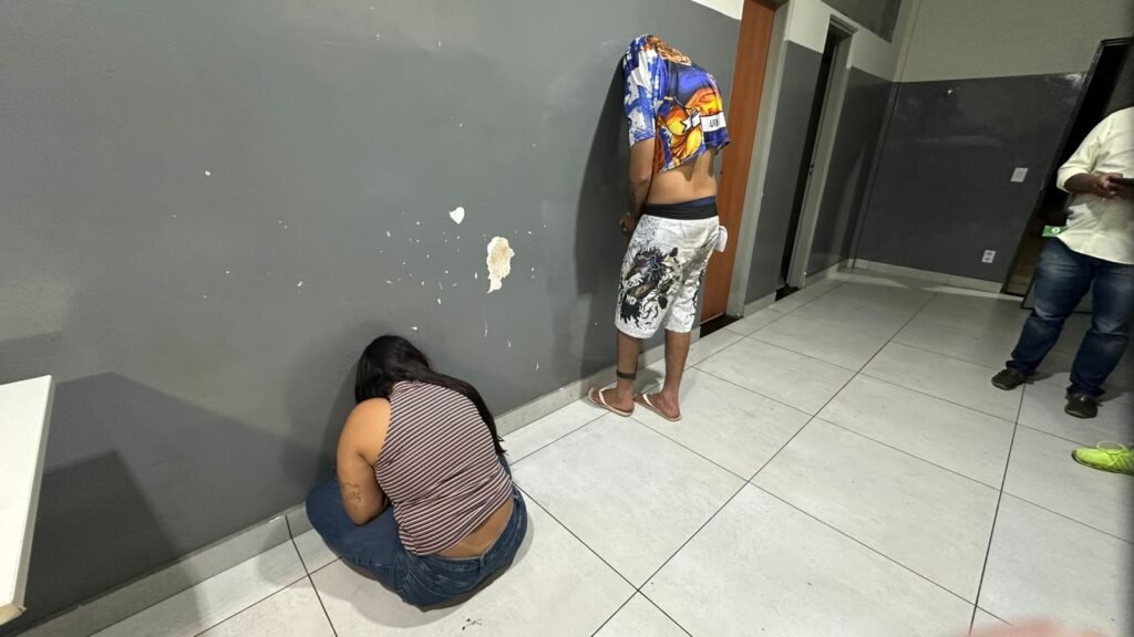 WhatsApp-Image-2025-07-23-at-01.00.48-1024x576 Dupla é presa com drogas e celulares prontos para serem levados a presídios de Cuiabá e VG