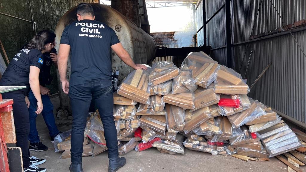 WhatsApp-Image-2025-07-24-at-15.58.05 Polícia Civil incinera mais de 900 kg de maconha apreendidos em operação contra facção criminosa em Rondonópolis