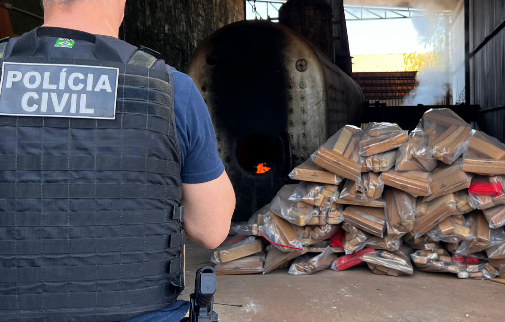 WhatsApp-Image-2025-07-24-at-15.58.06-1 Polícia Civil incinera mais de 900 kg de maconha apreendidos em operação contra facção criminosa em Rondonópolis