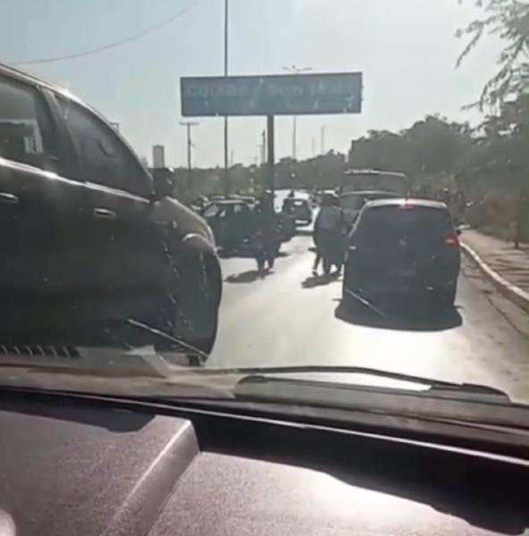 a932e6822e9228c4506e94fe88d1de3f Jovem morre após ser atropelada por carreta na Ponte Sérgio Motta, em Cuiabá