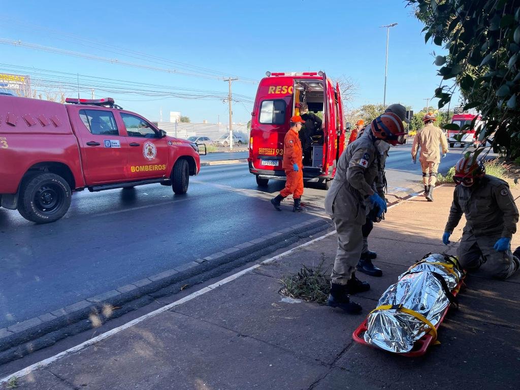 aph_cuiaba Carro colide com poste na Miguel Sutil e deixa três feridos em Cuiabá