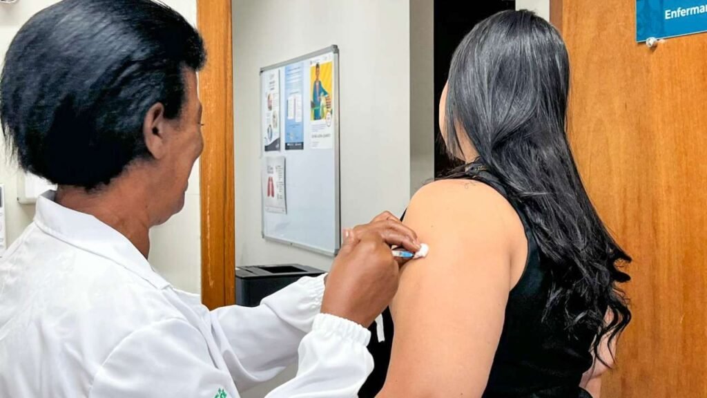 cce1e56827b515f6f45465a7235972c7-1024x576 Vacinação no Fórum de Várzea Grande imuniza mais de 140 servidores contra a gripe