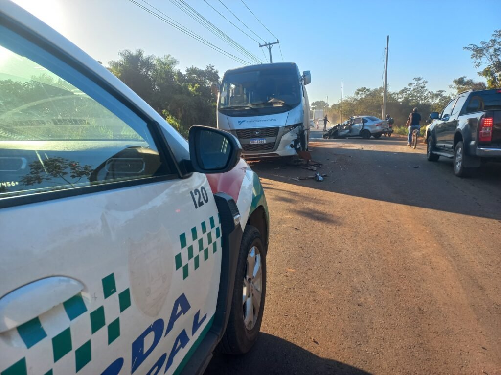 e77eac27-09a3-4eb9-bd3f-64d9013d6cb6-1024x768 Motorista fica ferido após colisão entre carro e micro-ônibus em Várzea Grande