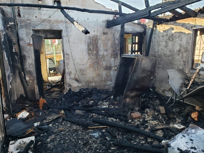 incendio-atinge-casa-no-bairro-renascer-em-criciuma Incêndio atinge casa no bairro Renascer em Cuiabá; carro é destruído e outro fica danificado