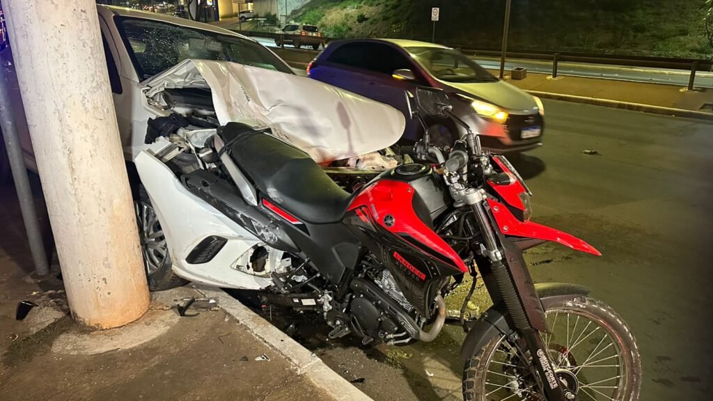 1000583034-1024x576 Homem provoca acidentes e agride jornalistas durante confusão na Avenida Miguel Sutil em Cuiabá