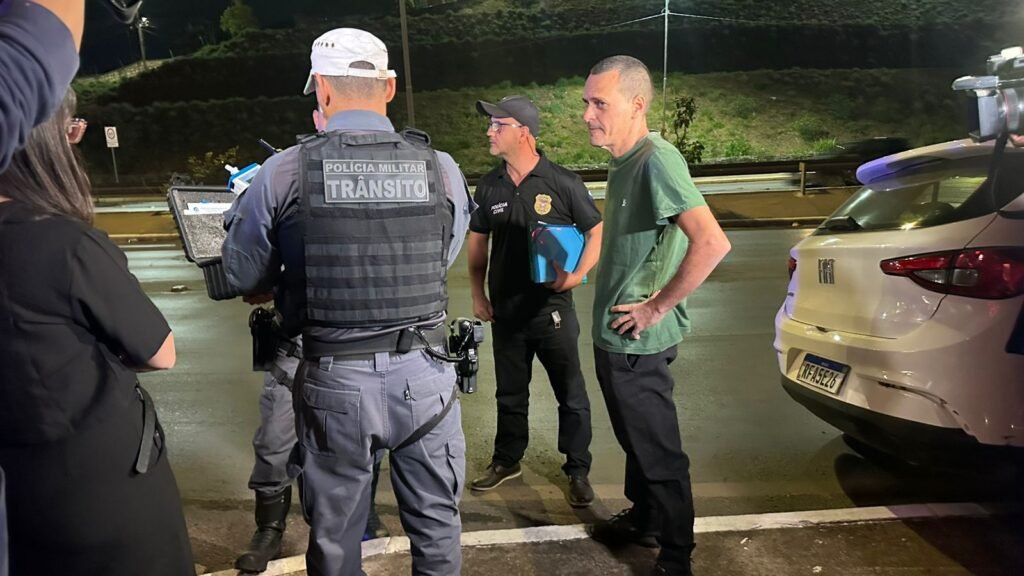 1000583304-1024x576 Homem provoca acidentes e agride jornalistas durante confusão na Avenida Miguel Sutil em Cuiabá