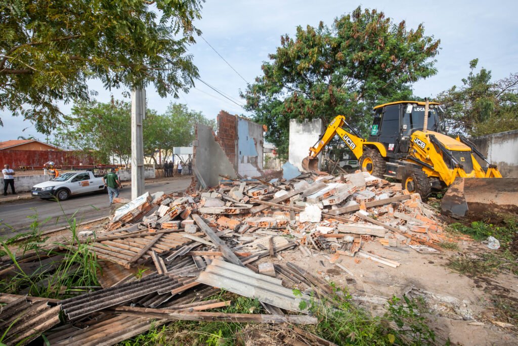 2025-08-04-10-38-imgl2665-6890c600dfa39-1024x683 Prefeitura realiza demolição de construções irregulares em áreas públicas da Morada da Serra